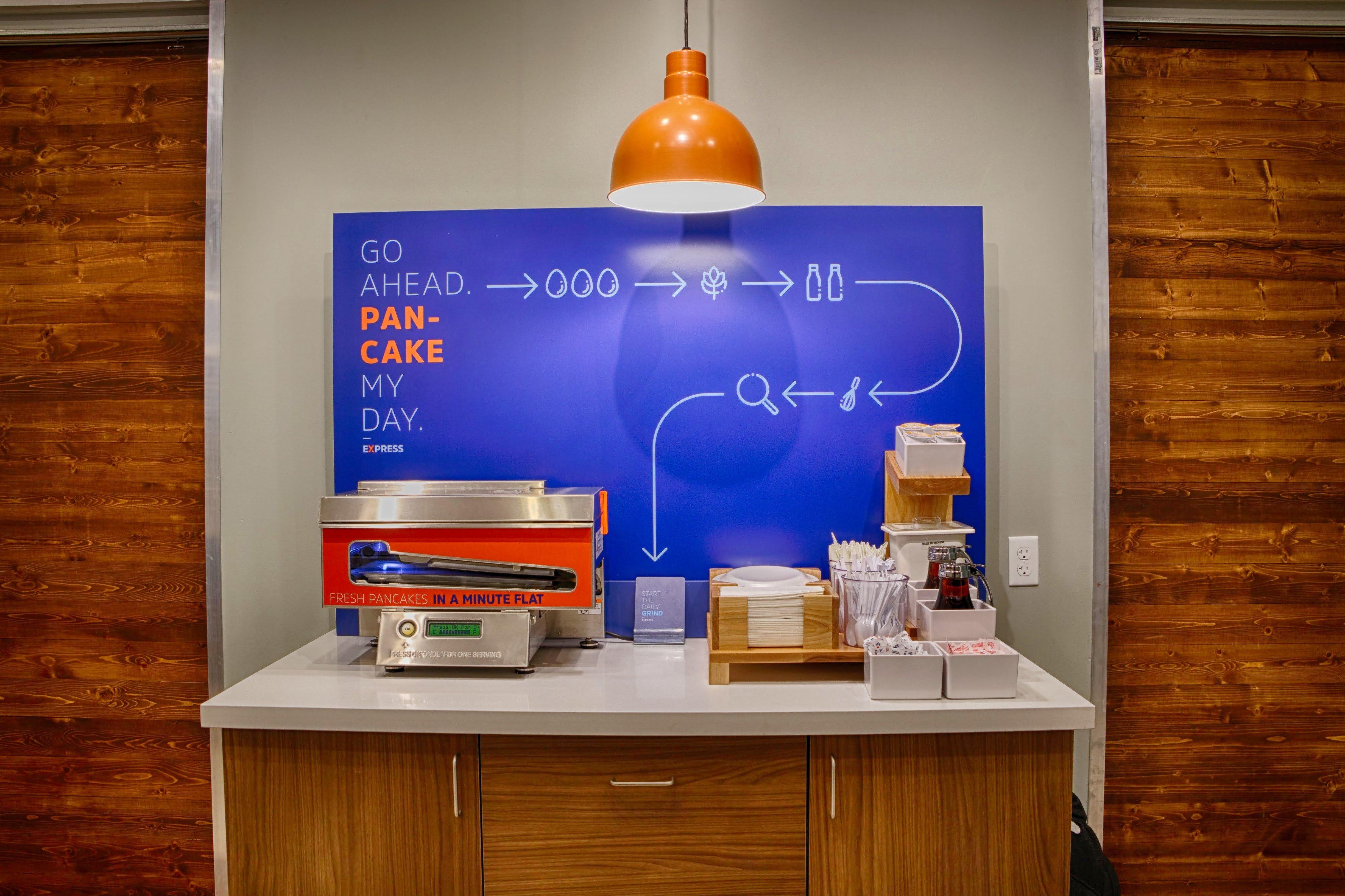 Holiday Inn Express Winnipeg Airport - Polo Park By Ihg Ngoại thất bức ảnh