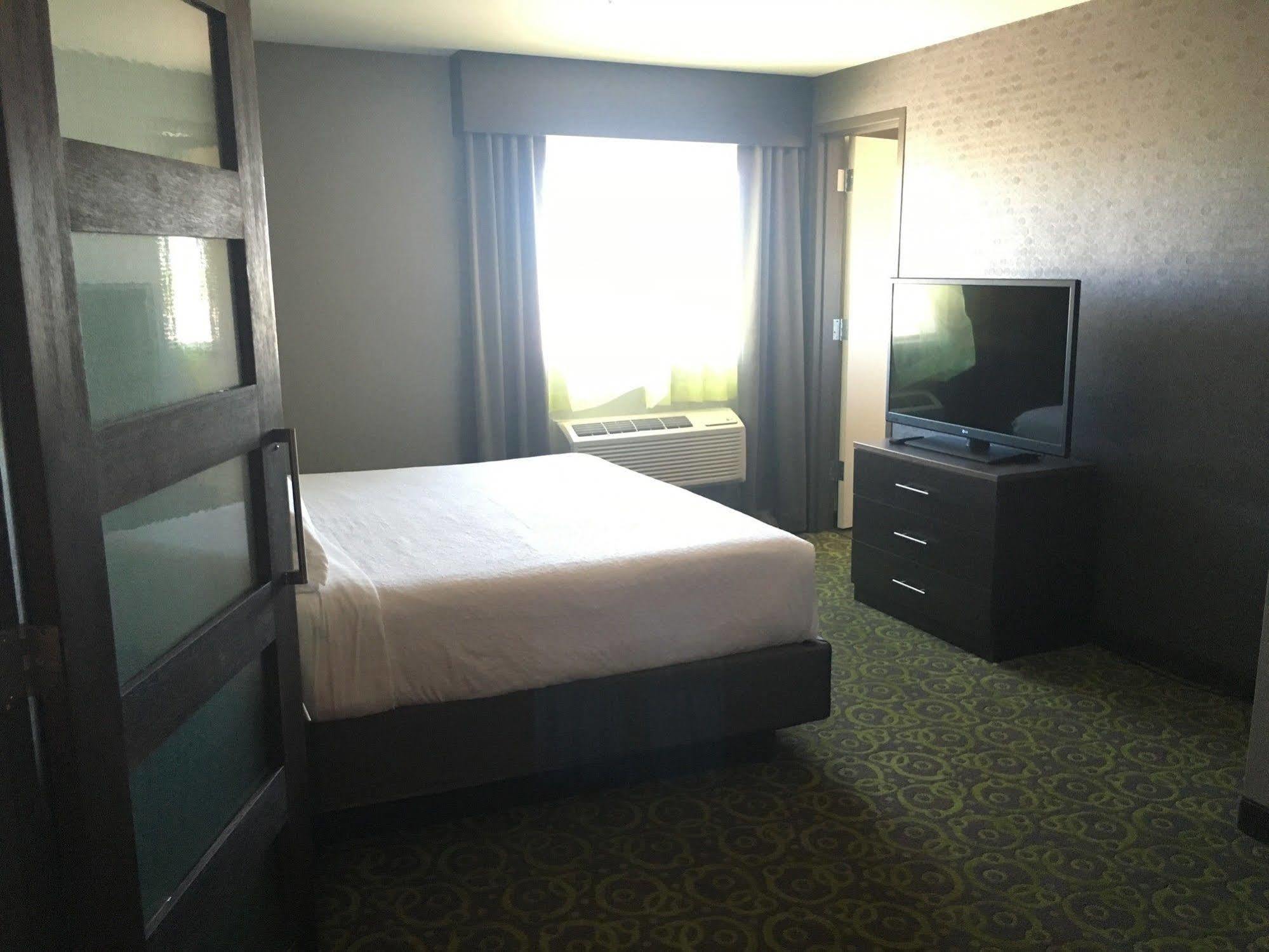 Holiday Inn Express Winnipeg Airport - Polo Park By Ihg Ngoại thất bức ảnh