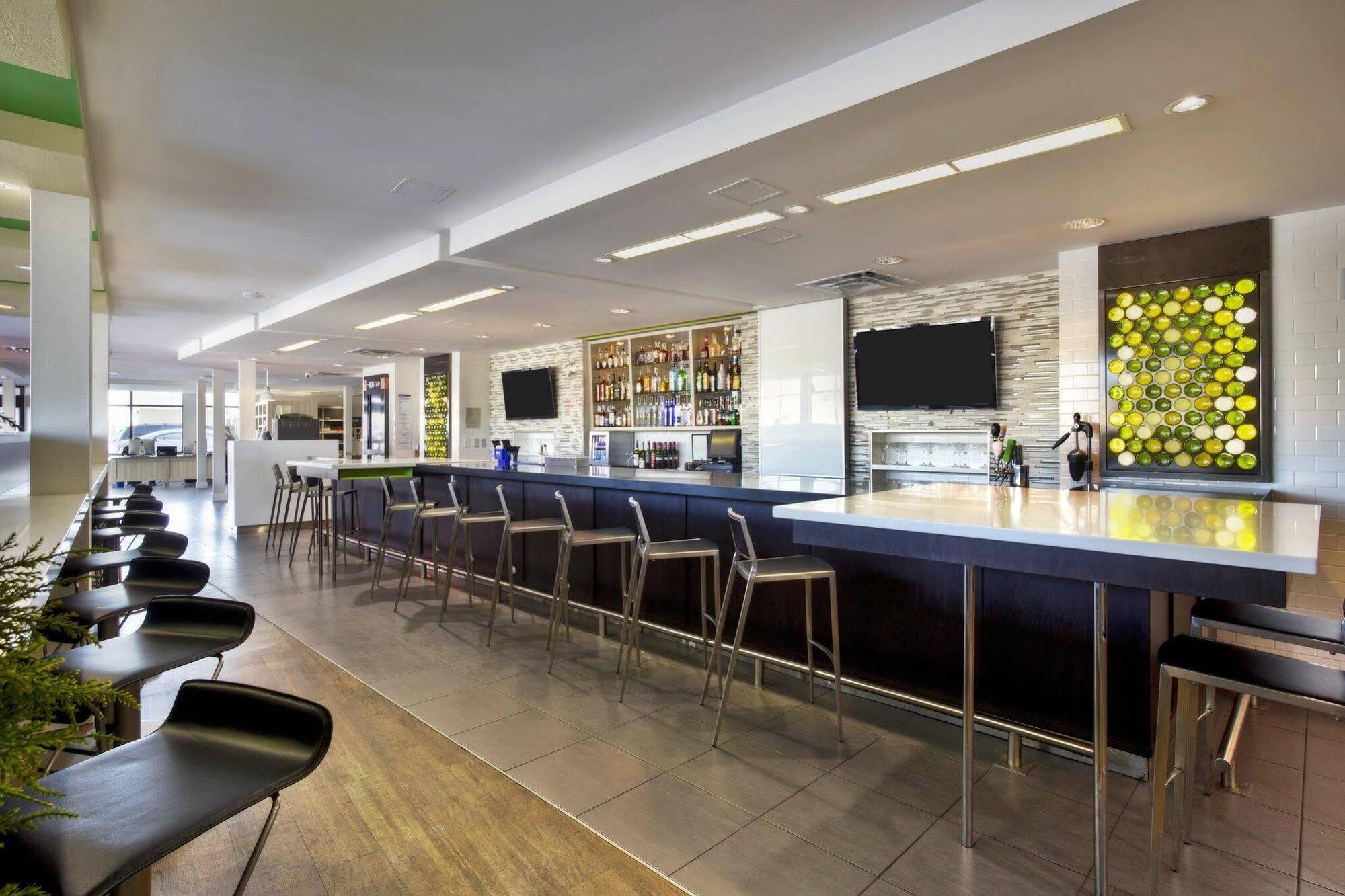 Holiday Inn Express Winnipeg Airport - Polo Park By Ihg Ngoại thất bức ảnh