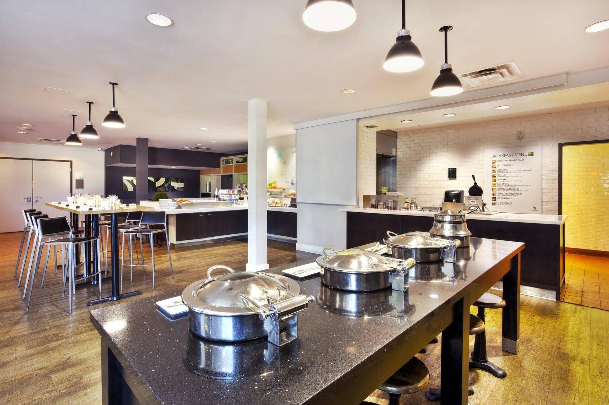 Holiday Inn Express Winnipeg Airport - Polo Park By Ihg Ngoại thất bức ảnh